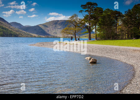 Les promeneurs sur le chemin du rivage le long de la Lande, avec Mellbreak dans la distance, Lake District, Cumbria Banque D'Images