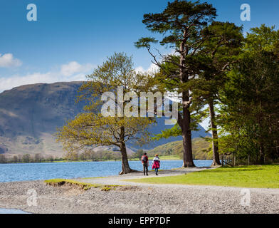 Les promeneurs sur le chemin du rivage le long de la Lande, avec Mellbreak dans la distance, Lake District, Cumbria Banque D'Images