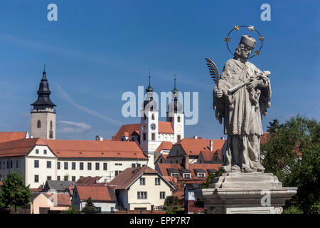 La ville baroque de la République tchèque Telc, site classé au patrimoine mondial de l'UNESCO, statue de Saint John de Nepomuk, vue panoramique sur la vieille ville Banque D'Images