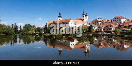 Telc, République tchèque, site du patrimoine mondial de l'UNESCO, paysage urbain, belle vue sur un étang, reflet paysage tchèque Banque D'Images