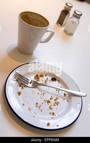 La plaque vide et Mug sur Cafe Table Banque D'Images