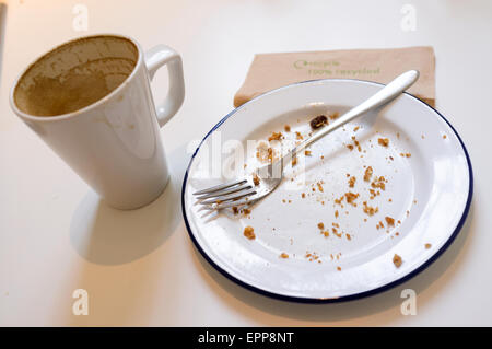 La plaque vide et Mug sur Cafe Table Banque D'Images