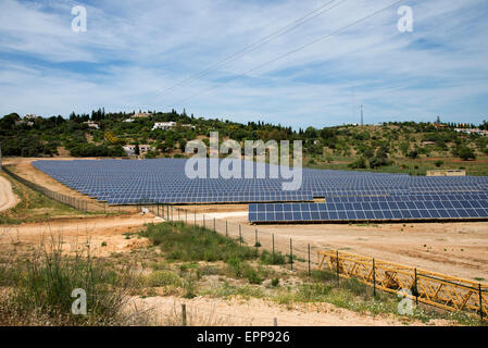 Les panneaux solaires sur les terres agricoles dans une zone de campagne. Portugal Europe Banque D'Images