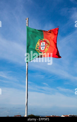 Portugal drapeaux au vent sur un ciel nuageux ciel bleu Banque D'Images