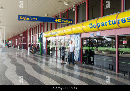 L'extérieur de l'édifice de l'aéroport départs à Faro Portugal Europe passagers à l'extérieur de l'édifice fumeurs Banque D'Images