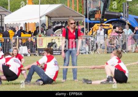 Concours de souque Essex Jeunes agriculteurs montrent Dunmow concurrentes de l'équipe de Mens Banque D'Images