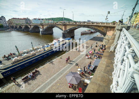La promenade le long de la rivière Vltava, Rasinovo nabrezi, Prague, République Tchèque, Europe Banque D'Images