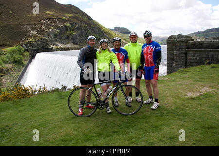 Powys et Ceredigion, West Wales, UK. 19 mai, 2015. Plus de 45 officiers de police et d'un océan à l'autre cycle d'amis à travers le Royaume-Uni en 4 jours. À partir de la Norfolk, Angleterre à Borth dans l'ouest du pays de Galles afin de recueillir des fonds pour des organismes de bienfaisance. Cette année a été très spéciale, car c'était un mémorial à l'un des fondateurs et de bons amis. Riders prendre une courte pause dans la vallée de l'Elan pour une séance de photos devant le premier barrage. Credit : Trebuchet Photography/Alamy Live News Banque D'Images