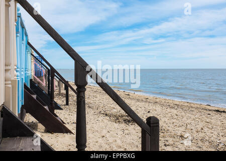 Beach Hut escaliers et plage de sable à West Mersea, près de Colchester, Essex, UK Banque D'Images