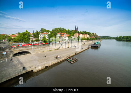 La promenade le long de la rivière Vltava, Rasinovo nabrezi Prague Vysehrad, arrière-plan de l'église St Pierre et Paul, République Tchèque Banque D'Images