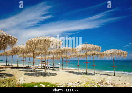 Des parasols sur la plage de roseau Banque D'Images