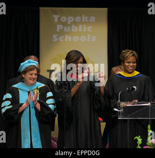 Mme Michelle Obama delvers son adresse à la classe de finissants de 2014 de l'ensemble des 4 écoles secondaires locales Topeka. Banque D'Images
