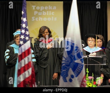 Mme Michelle Obama delvers son adresse à la classe de finissants de 2014 de l'ensemble des 4 écoles secondaires locales Topeka. Banque D'Images