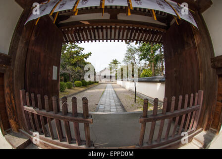 La vue d'ensemble sur l'entrée en bois et de clôtures d'un temple à Nara. Banque D'Images