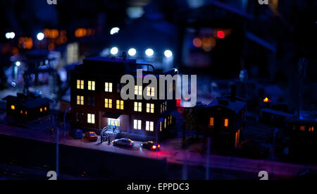 Vue de nuit en chambre avec la lumière dans windows, modèle toy town cityscape Banque D'Images