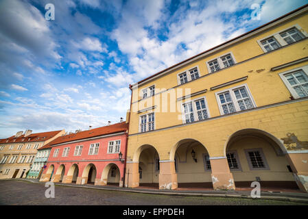 Maisons Renaissance, colorés, Pohorelec le long du chemin du château de Prague. République tchèque Banque D'Images