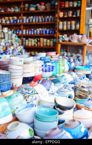 Poterie japonaise de boutiques de souvenirs dans la vieille ville de Kyoto au Japon Banque D'Images