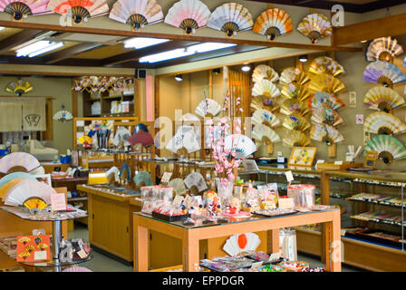 Une boutique de souvenirs vendant surtout des fans dans les rues de la vieille ville de Kyoto Banque D'Images