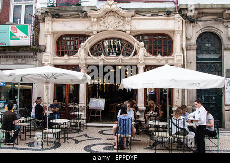 Au Majestic Café dans le centre de Porto. Porto, également connu sous le nom de Porto, est la deuxième plus grande ville du Portugal. Situé le long de l'estuaire de la rivière Douro, dans le nord du portugal, Porto est l'un des plus anciens centres d'Europe, et inscrit au Patrimoine Mondial de l'UNESCO.Porto, Portugal. Banque D'Images