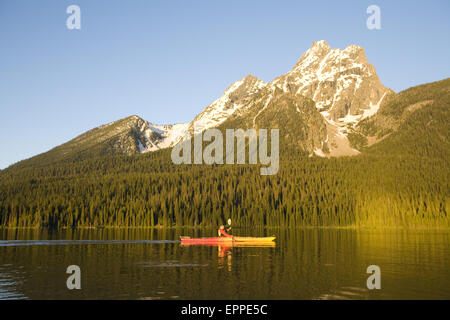 Kayak sur le lac Jackson. Parc National de Grand Teton, Wyoming Banque D'Images