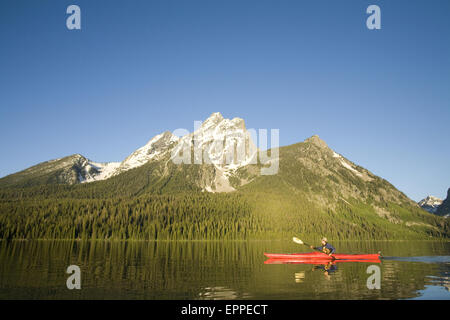 Kayak sur le lac Jackson. Parc National de Grand Teton, Wyoming Banque D'Images