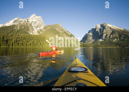 Kayak sur le lac Jackson. Parc National de Grand Teton, Wyoming Banque D'Images