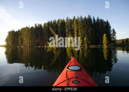 Kayak sur le lac Jackson. Parc National de Grand Teton, Wyoming Banque D'Images