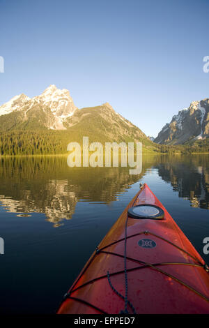 Kayak sur le lac Jackson. Parc National de Grand Teton, Wyoming Banque D'Images