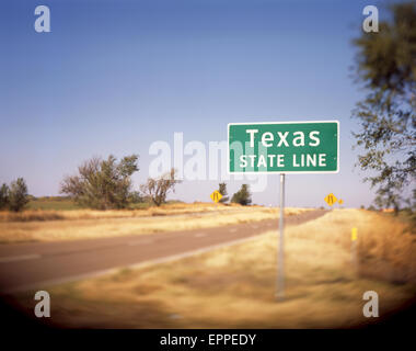 Une ligne de l'État du Texas signe sur une route dans la région de Oklahoma informe le conducteur qu'ils sont sur le point d'entrer dans le grand Etat. Banque D'Images