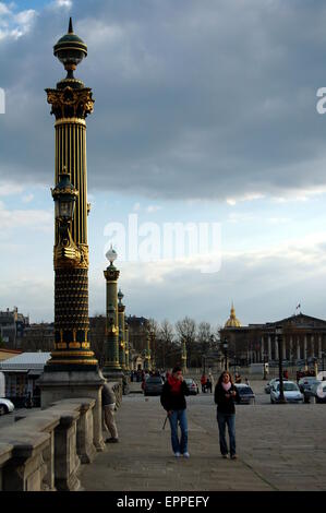 Doublure de colonnes le côté de la Place de la Concorde à Paris. Banque D'Images