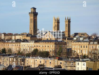 Vue sur la zone de forêts de Glasgow, en Écosse, et la blonde tenement grès propriétés.