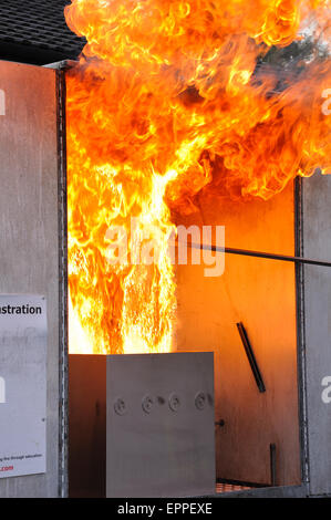 Un service d'incendie de l'unité de démonstration montre ce qui arrive quand une tasse de l'eau est utilisée pour éteindre un incendie de carter d'huile Banque D'Images