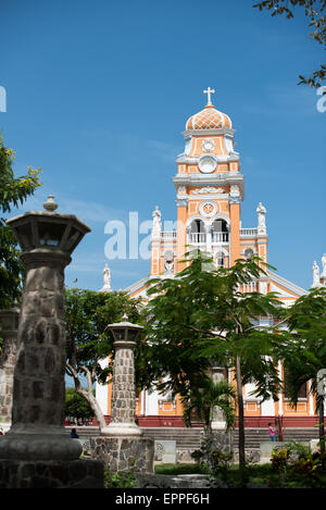 GRENADE, Nicaragua — la barque de style Iglesia de Xalteva, dans la partie ouest de Grenade, a été construite au XIXe siècle, mais elle a été détruite et reconstruite plusieurs fois depuis, plus récemment en 1921. Il porte le nom de la tribu indigène locale qui se trouvait dans la région au moment où les Espagnols sont arrivés. Banque D'Images