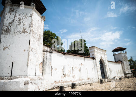 GRENADE, Nicaragua — Fuerte la Polvora, un fort colonial espagnol du XVIIIe siècle, se dresse sur une élévation surplombant la ville historique de Grenade. Construite en 1748, la forteresse demeure un monument important et témoigne du passé colonial de la ville. Banque D'Images