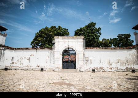 GRENADE, Nicaragua — Fuerte la Polvora, un fort colonial espagnol du XVIIIe siècle, se dresse sur une élévation surplombant la ville historique de Grenade. Construite en 1748, la forteresse demeure un monument important et témoigne du passé colonial de la ville. Banque D'Images