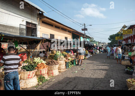 GRENADE, Nicaragua — Une scène animée au Mercado Municipal de Grenade, où les vendeurs vendent une variété de produits allant de la nourriture aux textiles. Ce marché est un centre essentiel de la vie quotidienne dans la ville, reflétant la culture et l'économie locales dans un cadre dynamique. Banque D'Images