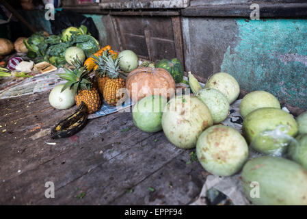 GRENADE, Nicaragua — des ananas frais et des melons sont exposés à la vente au Mercado Municipal. Les vendeurs de fruits du marché proposent quotidiennement des produits tropicaux locaux. Ces fruits représentent des offres standard dans la section des produits du marché traditionnel. Banque D'Images