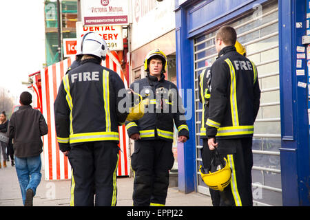 Londres - le 9 avril : Les pompiers assister à une urgence à Tottenham le 9 avril 2015 à Londres, Angleterre, Royaume-Uni. Un incendie de Londres Banque D'Images