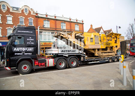 Londres - 30 mars : un transporteur transporte une machine de concassage de roches sur le Mars 30th, 2015, à Londres, Angleterre, Royaume-Uni. Rock crushe Banque D'Images