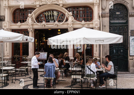 Au Majestic Café dans le centre de Porto. Porto, également connu sous le nom de Porto, est la deuxième plus grande ville du Portugal. Situé le long de l'estuaire de la rivière Douro, dans le nord du portugal, Porto est l'un des plus anciens centres d'Europe, et inscrit au Patrimoine Mondial de l'UNESCO.Porto, Portugal. Banque D'Images