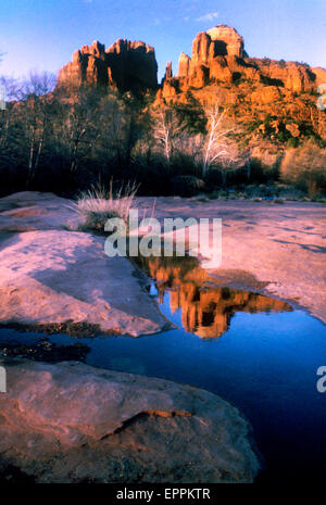 Les roches de la cathédrale reflète dans un étang d'eau de Red Rock Park, Arizona Sedona Banque D'Images