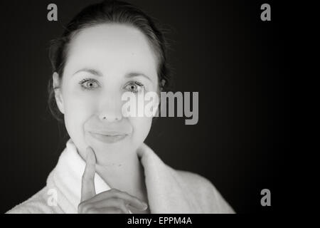 Modèle en studio isolé sur fond gris clair Banque D'Images