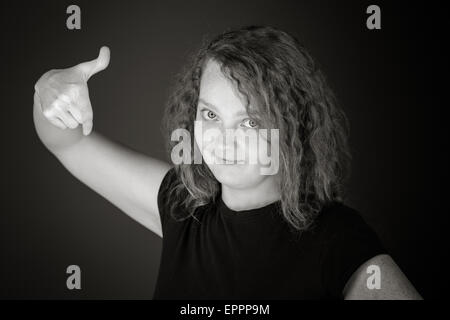 Modèle en studio isolé sur fond gris clair Banque D'Images