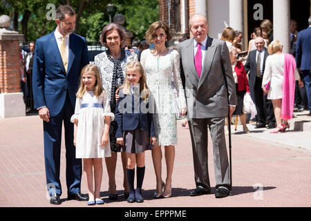 Madrid, Espagne. 20 mai, 2015. Le roi Felipe VI d'Espagne, la Princesse Sofia d'Espagne, la Reine Sofia, La Princesse Leonor d'Espagne, la Reine Letizia d'Espagne et le Roi Juan Carlos posent pour les photographes après la Première Communion de la princesse Leonor d'Espagne à l'église de Nuestra Senora Asuncion le 20 mai 2015 à Madrid, Espagne./photo alliance © dpa/Alamy Live News Banque D'Images
