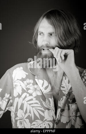 Modèle en studio isolé sur fond gris clair Banque D'Images