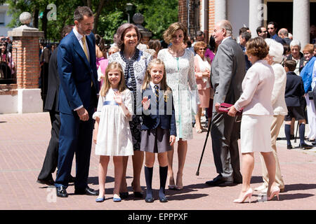 Madrid, Espagne. 20 mai, 2015. Le roi Felipe VI d'Espagne, la Princesse Sofia d'Espagne, la Reine Sofia, La Princesse Leonor d'Espagne, la Reine Letizia d'Espagne et le Roi Juan Carlos posent pour les photographes après la Première Communion de la princesse Leonor d'Espagne à l'église de Nuestra Senora Asuncion le 20 mai 2015 à Madrid, Espagne./photo alliance © dpa/Alamy Live News Banque D'Images