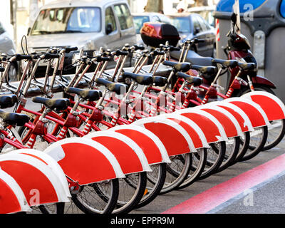 Des vélos de ville rouge, vélos à Barcelone, Espagne Banque D'Images