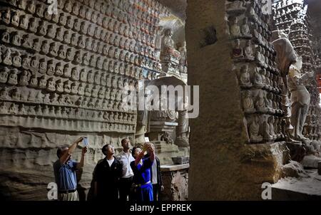 Zichang, Province de Shaanxi en Chine. 20 mai, 2015. Personnes visitent une grotte dans l'opération and Ville de Zichang, comté du nord-ouest de la Chine, dans la province de Shaanxi, du 20 mai 2015. Les 1 600 ans, l'opération and Town a la montagne Zhongshan bien conservé des grottes et d'autres architectures de l'antiquité. © Tao Ming/Xinhua/Alamy Live News Banque D'Images