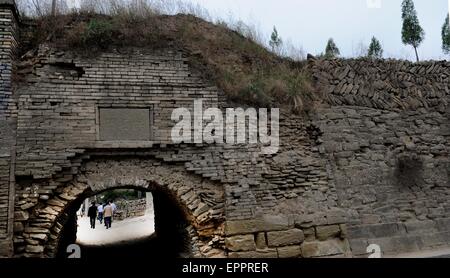 Zichang. 20 mai, 2015. Photo prise le 20 mai 2015 montre la porte nord de la ville dans l'opération and Zichang County, au nord-ouest de la province de Shaanxi en Chine. Les 1 600 ans, l'opération and Town a la montagne Zhongshan bien conservé des grottes et d'autres architectures de l'antiquité. © Tao Ming/Xinhua/Alamy Live News Banque D'Images