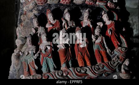 Zichang. 20 mai, 2015. Photo prise le 20 mai 2015 montre les statues de Bouddha dans une grotte dans la ville de Zichang Opération and County, au nord-ouest de la province de Shaanxi en Chine. Les 1 600 ans, l'opération and Town a la montagne Zhongshan bien conservé des grottes et d'autres architectures de l'antiquité. © Tao Ming/Xinhua/Alamy Live News Banque D'Images